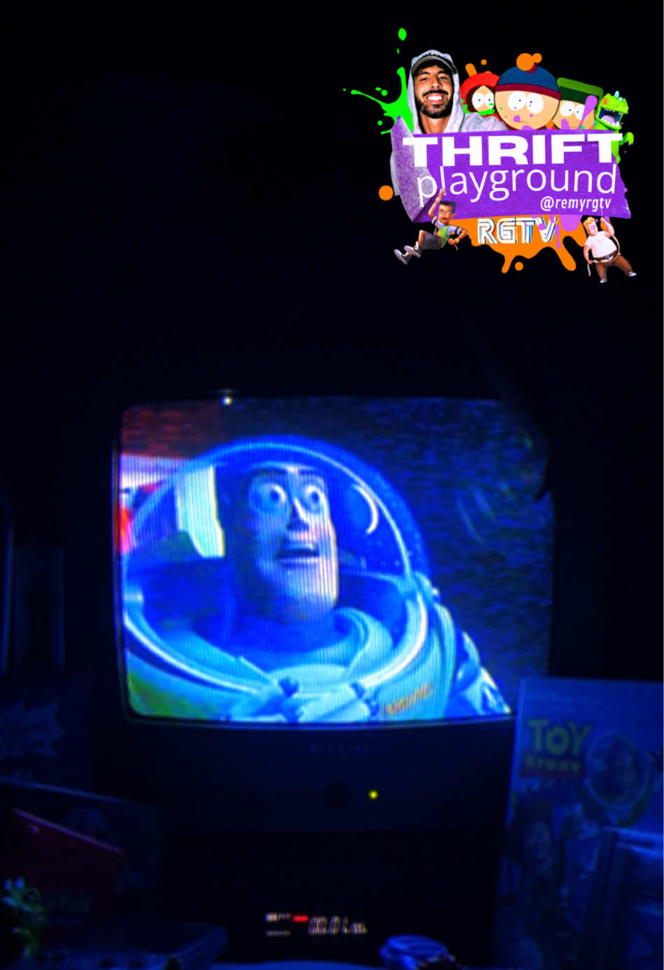 Tu n’es qu’un jouet !…en VHS 🥹🔥 On replonge en enfance… Je mets la VHS de Toy Story dans le vieux lecteur, la télé cathodique s’allume, et la magie opère ✨ @disneyfr 🩵 @90’s Disney TikTok 🫶🏼 Buzz, Woody… et cette ambiance années 90 qu’on ne retrouvera plus jamais. La nostalgie Disney-Pixar à son max 🤯🚀 #toystory #pourtoi #disney #vhs #enfance 