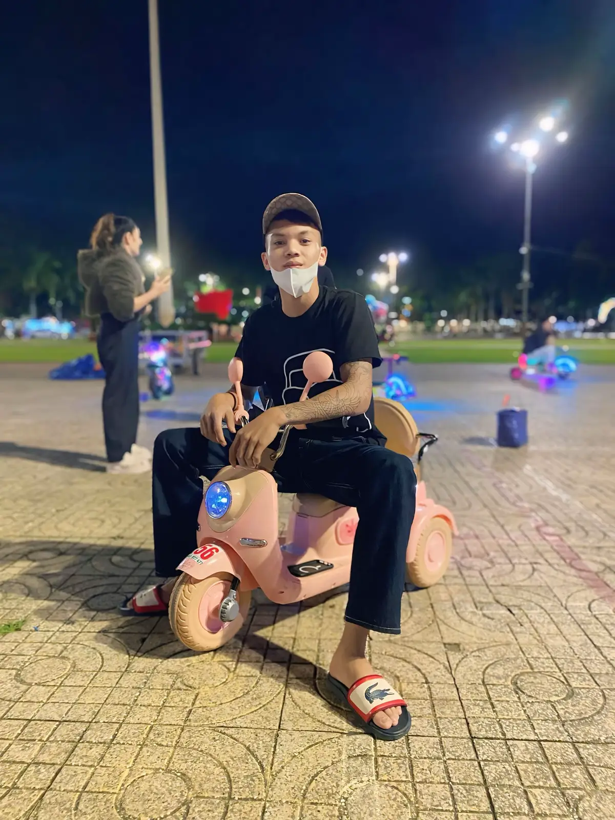 anh còn trẻ con lắm nên anh chả dám yêu ai để họ phải thiệt 😇