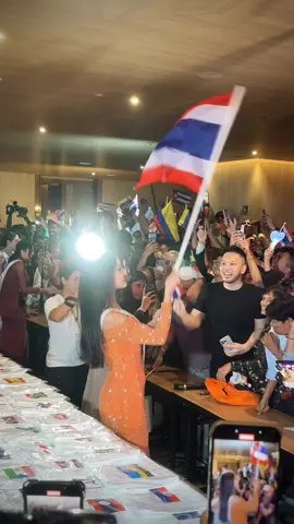 “Thank you to all my wonderful fans who came to welcome me, and to my dear friends for the warmth you’ve given me today. I’m truly grateful for the chance to share a special gift with you — a fabric tote printed with a design that represents the spirit of Thailand, with the other side featuring your national flag. I hope this little gift brings you joy, and that you’ll think of me whenever you carry it.”🤍🫶🇹🇭 #MGIxMU #MissUniverse  #The74thMissUniverse #veenapraveenar #missuniversethailand2025   @Miss Universe @Miss Universe Thailand @บอสณวัฒน์ มิสแกรนด์ 