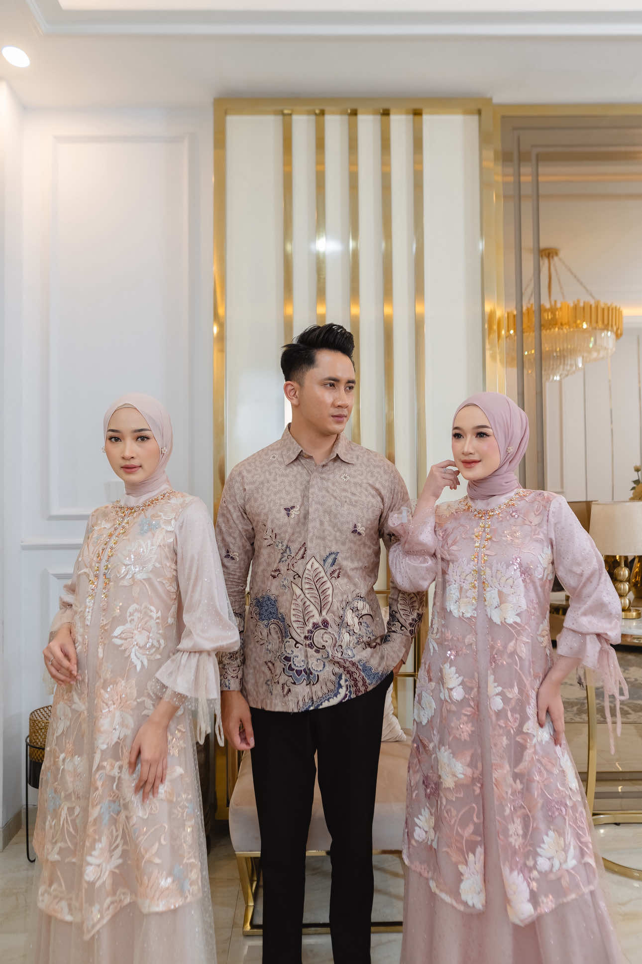 Hati-hati leher kalian pada lelaki 😱 Salah nengok dikit langsung perang dunia 😆 Dress dengan lace exclusive emang bikin gagal fokus banget✨ Jeslyn Dress yang siap temeni moment spacial kamu, yuk order sekarang & happy enjoy Ladies 🛍️🛒 #rayabersua #rayabersuamylyf #couple #salahpaham #cowokganteng 