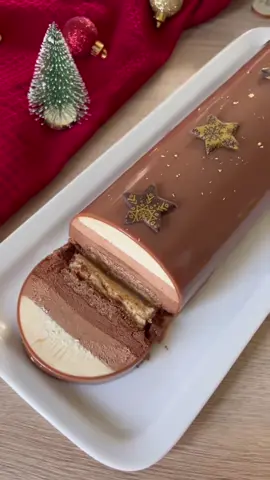 Réponse à @Yasmine Brisset Bûche 3 chocolats 💌🍫⭐️🎄 La génoise : - 4 œufs - 125g de sucre en poudre - 125g de farine tamisée Environ 15min à 160°C (Vous pouvez diviser les quantites si vous ne souhaitez pas faire plusieurs bandes de genoise) Croustillant praliné : - 35g de chocolat au lait - 45g de praliné - 40g de gavottes La mousse au chocolat blanc - 90g de chocolat blanc - 25g de crème liquide entière 30% MG - 0,75 feuille de gélatine (1,5g) - 100g de crème liquide entière 30% MG La mousse au chocolat au lait : - 90g de chocolat au lait - 25g de crème liquide entière 30% MG - 0,50 feuille de gélatine (1g) - 100g de crème liquide entière 30% MG La mousse au chocolat noir : - 80g de chocolat noir - 25g de crème liquide entière 30% MG - 110g de crème liquide entière 30% MG Le glaçage miroir : - 150g de sucre en poudre - 150g de sirop de glucose - 80g d'eau - 100g de creme liquide entiere - 150g de chocolat (noir ou au lait) - 9g de gélatine Ebullition à 103°C. Attendre que le glaçage redescende à 35°C. #patisserie #buchedenoel #buche #3chocolats #recettenoel 