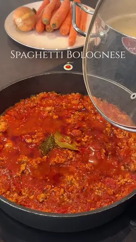 Bolognese Zutaten: 700g Hackfleisch Etwas Olivenöl 1 gr. Zwiebel 2 Knoblauchzehe 1-2 Möhren 3 Esslöffel Tomatenmark 1 Teelöffel Zucker 1 Esslöffel Salz Etwas Pfeffer und Oregano 400ml Brühe 400g gehackte Tomaten 2 Loorbeeblätter Das ganze ca 40 Minuten kochen . #вкуснота #einfach #pasta #bolognese #lecker 