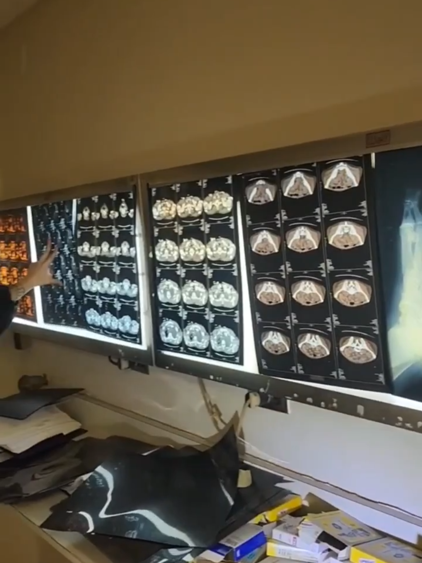 В Чикаго диггеры утверждают, что попали в подземелье под небоскребом, где нашли кое-что интересное. #секретные #базы