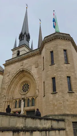 ✨ Luxemburg szívében áll a Miasszonyunk-székesegyház – a város egyik legszebb, legimpozánsabb épülete. A gótikus és reneszánsz részletek együtt adják meg azt a különleges hangulatot, ami miatt ez a hely egyszerre méltóságteljes és nyugodt. 🕊️ Ha Luxembourgban jársz, ezt egyszerűen nem szabad kihagyni! 🇱🇺⛪ #Luxembourg #Cathedral #NotreDameCathedral #Luxemburg #TravelHungary 