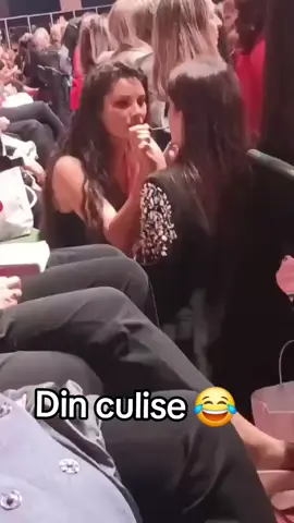 Pe sub scaune facem buzele  frumoase înainte de scenă 😂❤️