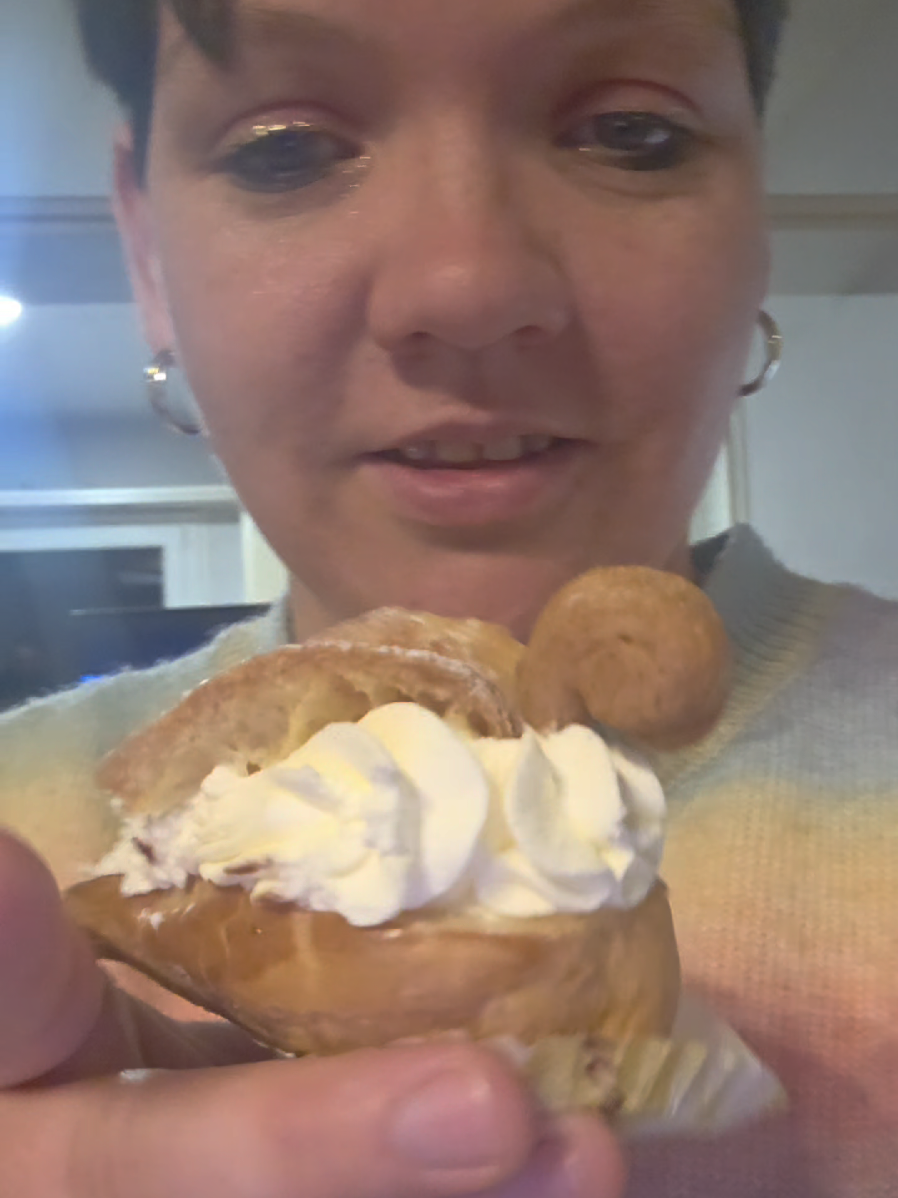 😇 Tout mignon… tout parfait… 😈 Enfin… ou pas ! Moi qui croque le chou à la crème en forme de cygne. Aucun cygne n’a survécu à cette vidéo. 😂💛 #Humour #FoodLover #ChouxÀLaCrème #CuteAndFunny #MignonMaisFéroce 