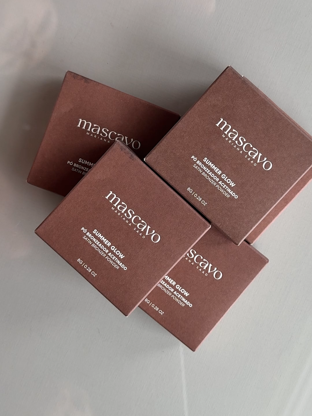 Unboxing dos cinco tons do Summer Glow Bronzer Mascavo.  Textura macia, glow radiante e a liberdade de escolher o bronze que fala mais com você. Sunkiss, Sunset, Golden Hour, Terracota ou Sahara, qual te representa? 💫