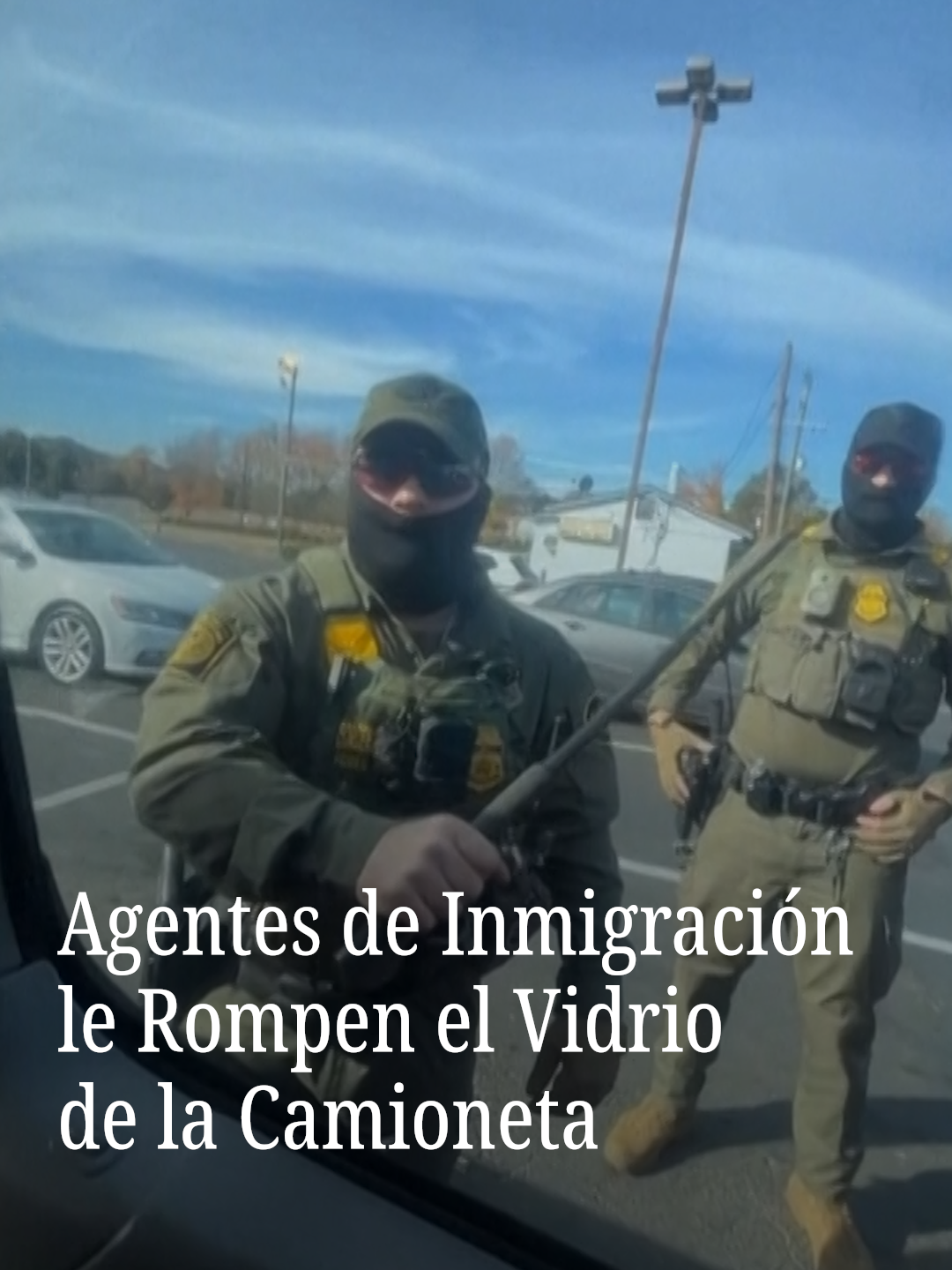 Willy Aceituno, un ciudadano estadounidense que nació en Honduras, captó en video cómo agentes de Inmigración le rompieron el vidrio de la camioneta mientras se dirigía a su trabajo. El 15 de noviembre se registraron por lo menos 81 detenciones por parte de agentes de Inmigración en varios puntos de Charlotte, Carolina del Norte, en cinco horas. Estas acciones, realizadas en estacionamientos, iglesias y establecimientos, han causado miedo y divisiones en las comunidades, según Josh Stein, gobernador de dicho estado.  #viralnmás #ICE #eua #viral