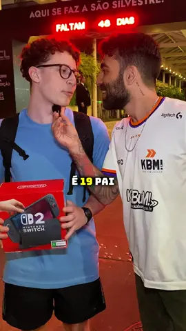 Saiu um SWITCH 2 na mão do @digolagames no evento INCRÍVEL que tivemos em parceria com a @redbullbr lá na Paulista!