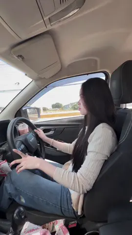 ขับเกียร์กะปุกได้ = เท่❌  ขับเกียร์กะปุกได้ = ปวดขา✅  คำนี้ไม่เกินจริง 🤣 #ผู้หญิงขับรถ #สาวบุรีรัมย์ 