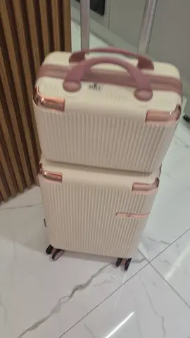 ✨Kit de Mala de Bordo + Frasqueira✨ Perfeito para suas viagens! Mala em polipropileno de alta qualidade, super resistente, leve e com rodinhas duplas que giram 360° para você andar sem esforço. A frasqueira combina perfeitamente e dá aquele charme extra no conjunto! Ideal para organizar tudo com estilo e praticidade. Corre garantir o seu kit completinho! 😍✈️ #MalaDeBordo #Frasqueira #KitDeMalas #Mala360 #MalaRosa 