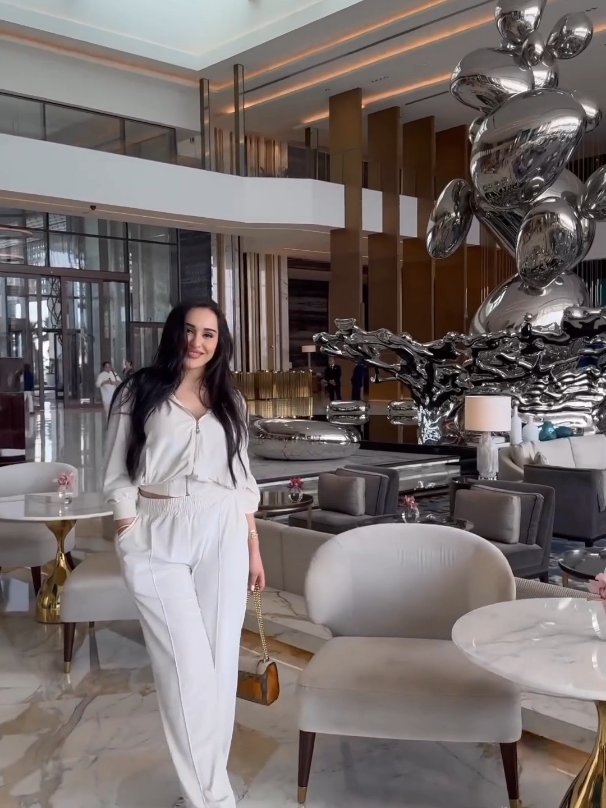 أهلا ومرحبا بكم في دبي 💋👋🏻 #MadinaAknazarova #fyp #таджикистан🇹🇯 #dubai #tajikistan🇹🇯 