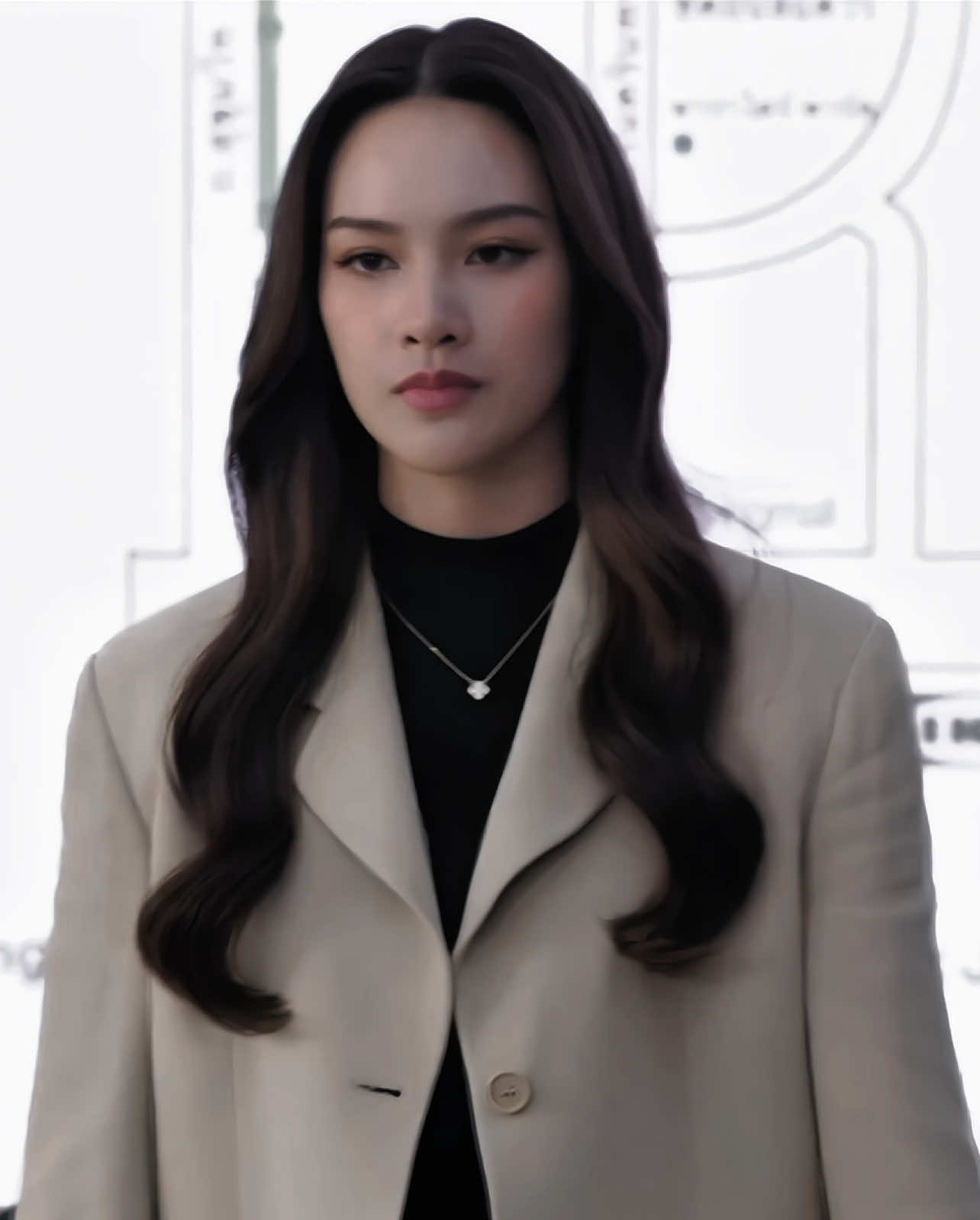 we love a red and green combination 🙂‍↕️ #dangerousqueen #dangerousqueentheseries #tkphinyanech #tknur #glseries 