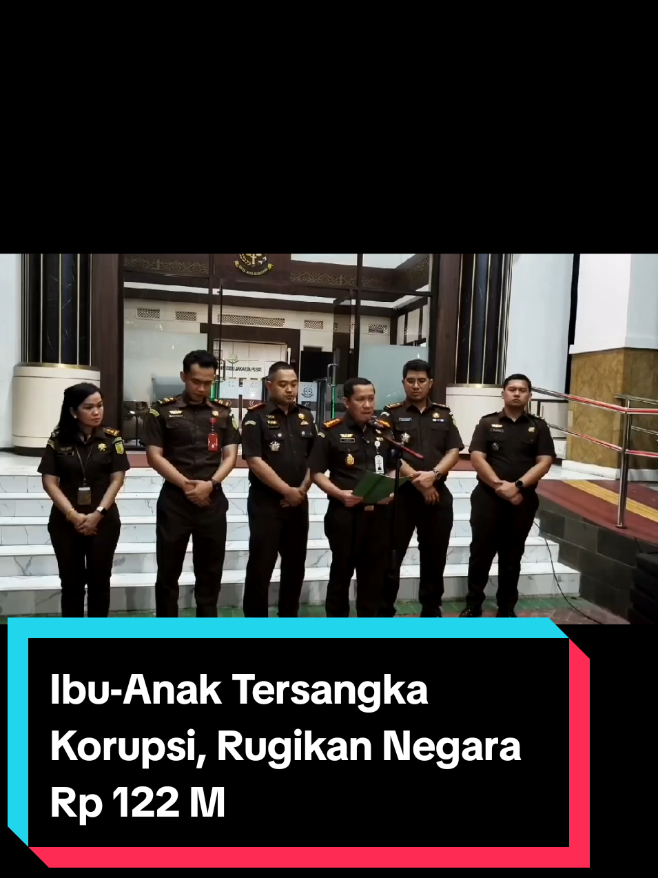 Kejari Jakpus Tersangkakan Ibu dan Anak Terkait Kredit Fiktif, Rugikan Negara Rp 122 M Kejaksaan Negeri (Kejari) Jakarta Pusat menetapkan pejabat bank Pemerintah di salah satu cabang di Jakarta Pusat sebagai tersangka kasus dugaan korupsi kredit fiktif. Dua tersangka lainnya merupakan ibu dan anak selaku pihak swasta yang mengajukan kredit tersebut. Tersangkanya ialah Frenki Hasoloan Sianturi (FHS) selaku Relation Manager salah satu bank pelat merah. Dua lainnya ialah ibu dan anak yakni Maria Lastry Gultom (MLG) selaku Direktur PT Dunia Pangan Gosyen (DPG) dan PT Citra Karya Tobindo (PT CKT), serta Li Putri Nazara (LPN) selaku Direktur Utama PT Gosyen Sejahtera Utama (GKU) sekaligus pemohon kredit (debitur). Perkara ini merupakan hasil penyidikan tim penyidik Pidana Khusus Kejari Jakpus selama sekitar dua pekan terakhir. Hingga kemudian dilakukan gelar perkara (ekspos) pada Senin (17/11/2025). 