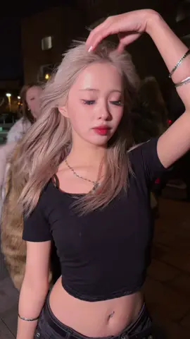 Когда танец превращается в стиль. Повторяй движения Shine Your Scene, отмечай @miseenscene_ru и участвуй в #SYS_Challenge. Какие призы тебя ждут:  🥇 фен Dyson + лимитированный набор продуктов Mise En Scene   🥈 наборы средств Mise En Scene Perfect   🥉 сертификаты в ЗЯ на 10 000 ₽ Челлендж проходит с 10 ноября по 17 декабря 2025 года. Учитываются видео, загруженные в этот период. Победителей выберут по лайкам, комментариям и репостам.  #shineyourscene #perfectserum #miseenscene #miseenscene_RU 