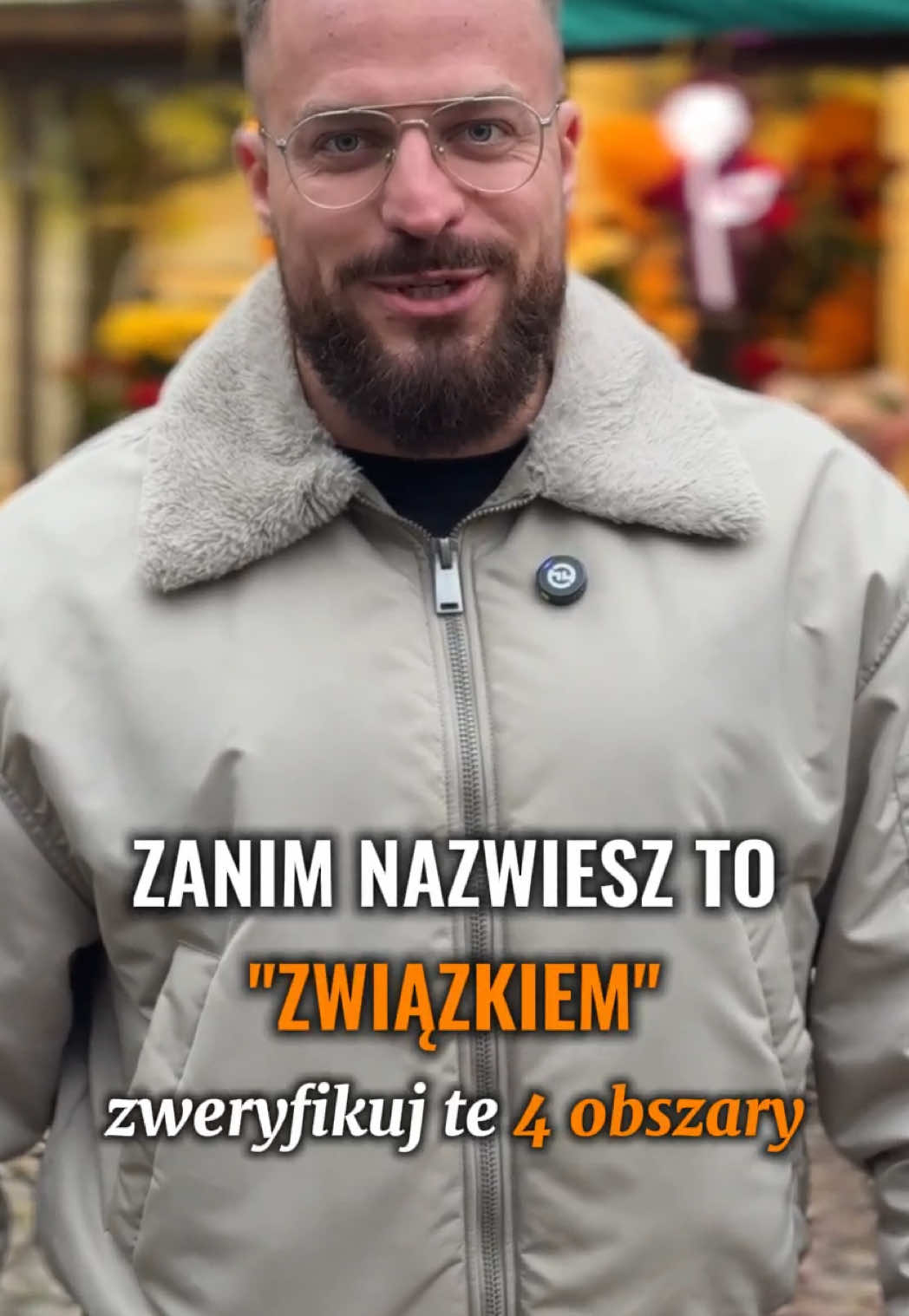 Wiele trudnych relacji nie zaczyna się od wielkich konfliktów, tylko od pominiętych sygnałów na samym początku. 🧠 Kiedy jesteśmy zafascynowani, mózg naturalnie filtruje informacje, które mogłyby przerwać iluzję bezpieczeństwa. Zanim nazwiemy coś związkiem, warto zweryfikować, czy fundamenty w ogóle istnieją. Nie po to, żeby szukać ideału, ale po to, by nie wchodzić w relację, która od początku nie jest w stanie udźwignąć naszych oczekiwań. 💔Jeśli masz wrażenie, że w relacjach częściej polegasz na nadziei niż na obserwacji, albo że zbyt szybko wchodzisz w dynamiki, które później sporo Cię kosztują - to m.in. nad tym pracujemy w Programie Autoterapii Online. ‼ To ostatni moment, żeby do niego dołączyć, zanim zniknie z oferty. Link w bio. #przystańświadomości #psycholog #psychologia #psychoterapia #relacje