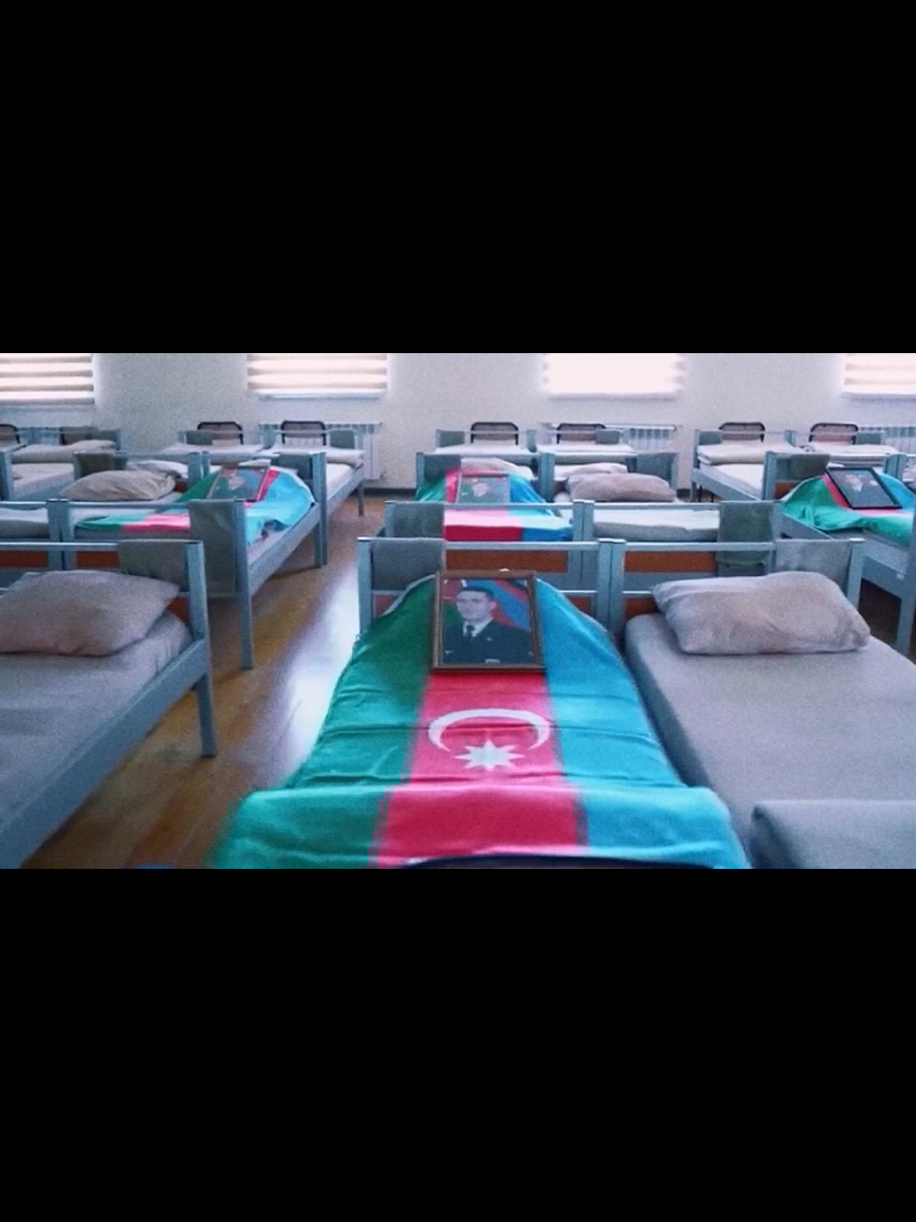 27 sentyabr 2020-ci il tarixində atəşkəs rejimini kobud şəkildə pozan Ermənistan silahlı qüvvələri cəbhə boyu Azərbaycan silahlı qüvvələrinin mövqelərinə intensiv zərbələr endirməklə yanaşı Tərtər, Ağdam, Füzuli və Cəvrayıl rayonlarının yaşayış məntəqələrini qəsdən artilleriya atəşinə tutaraq Azərbaycana qarşı növbəti təcavüzə başladılar. Sonrakı günlərdə Şəmkir, Beyləqan, Ağdam, Füzuli, Cəbrayıl, Goranboy, Tərtər, Bərdə, Ağcabədi və Gəncə şəhərlərində mülki əhalinin sıx məskunlaşan yaşayış məntəqələri orta mənzilli raketlər də daxil olmaqla ağır bombardmana məruz qaldı. Ermənistanın Azərbaycana qarşı yeni təcavüzü beynəlxalq hüququn əsas norma və prinsiplərinin, Beynəlxalq Hümanitar Hüququn, 1949-cu il Cenevrə Konvensiyaları və onlara daxil edilmiş Əlavə Protokolların, və eləcə də 1993-cü ildə Ermənistan silahlı qüvvələrinin Azərbaycanın işğal olunmuş ərazilərindən dərhal, tam və qeyd-şərtsiz çıxarılmasını tələb edən Birləşmiş Millətlər Təşkilatının Təhlükəsizlik Şurasının 822, 853, 874, 884 saylı qətnamələrinin açıq şəkildə pozulmasıdır. Ermənistanın Azərbaycana qarşı təcavüzünün qarşısını almaq məqsədi ilə 27 sentyabrda bütün cəbhə boyu əks-hücuma keçən Azərbaycan Ordusu 1990-cı illərin əvvəlində baş verən Birinci Qarabağ Müharibəsi zamanı Ermənistan tərəfindən işğal edilmiş əraziləri işğaldan azad etməyə başladı. 44 gün davam edən və ‘Vətən Müharibəsi’ olaraq adlandırılan müharibə Şanlı Azərbaycan Ordusunun gücünü göstərərək Azərbaycanın qələbəsi ilə başa çatmışdır. Azərbaycanın mədəniyyət paytaxtı hesab edilən Şuşa şəhəri Şanlı Azərbaycan Ordusu tərəfindən azad edildikdən dərhal sonra, 10 noyabr 2020-ci ildə Azərbaycan, Ermənistan və Rusiya arasında imzalanan üçtərəfli atəşkəs müqaviləsi nəticəsində 1 dekabr tarixi etibari ilə Azərbaycan öz ərazi bütövlüyünü bərpa etdi. Bu 44 günlük müharibə Azərbaycan torpaqlarının uzun müddət davam edən işğalına son qoydu. 44 gün davam edən müharibədə ağır artilleriya atəşləri nəticəsində uşaqlar, qadınlar və qocalar daxil olmaqla ümumilikdə 94 mülki şəxs öldürülmüş, 400-dən çox mülki şəxs yaralanmış, eyni zamanda 2908 Azərbaycan əsgəri şəhid olmuş, mindən çox əsgər yaralanmış, 6 nəfər itkin düşmüşdür. #xüsusitəyinatlıqüvvələr #qehramanlarcanvereryurduyasatmaqücun #sehidlerolmezvetenbolunmez #44gunlukmuharibeqehremanlari #esqolsunazerbbaycanxalqina 