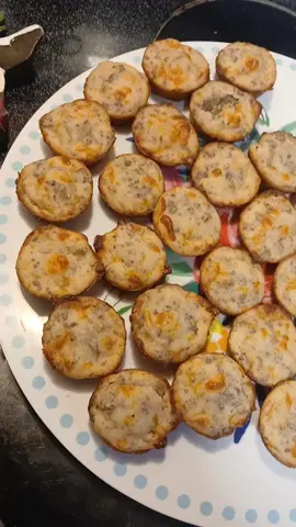sausage mcgriddle bites 2c. pancake mix 1 1/2 c. water 1c. cheese 1 lb. cooked sausage 1/4 c. syrup Mix and pour into mini greased muffin tin. Bake 400* for about 15mins. #breakfastideas #sausage #breakfastprep #cookwithme  #sephoraalışverişim 