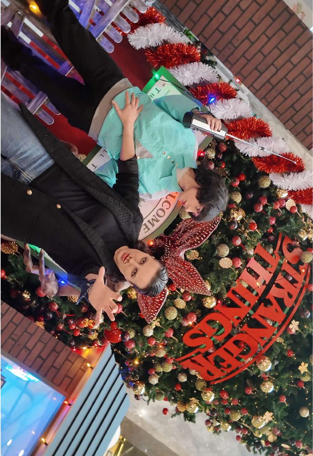 Nouveau Pop Up Stranger Things à Paris, direction les @Galeries Lafayette Elysees pour voyager dans l’Upside Down 📡 Ouvert jusqu’au 5 janvier Entrée gratuite 📍60 avenue des Champs-Élysées, Paris Mike cosplay : @Mad  #strangerthings #strangerthings5 #elevencosplay #mikewheeler #parisguide @BO&MIE @Fulllife @NetflixFR 