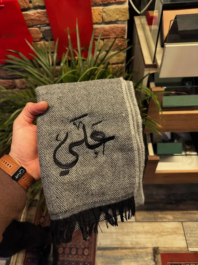 سكارف تطريز حسب الطلب سعرة 10 بس وبي الوان نيلي جوزي رصاصي اسود مع كارت رسالة  #اكسبلور #ترند #سكارف #تطريز #هدايا 