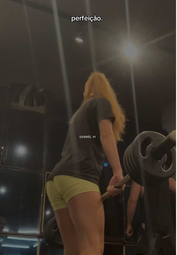 a cabeça que hj em dia de vez em quando fica viradinha de lado p olhar a execução no espelhokkkkk mas juro que fica bem de leve e não me prejudica! #gym #stiff #musculacao #evolucao #foryou  