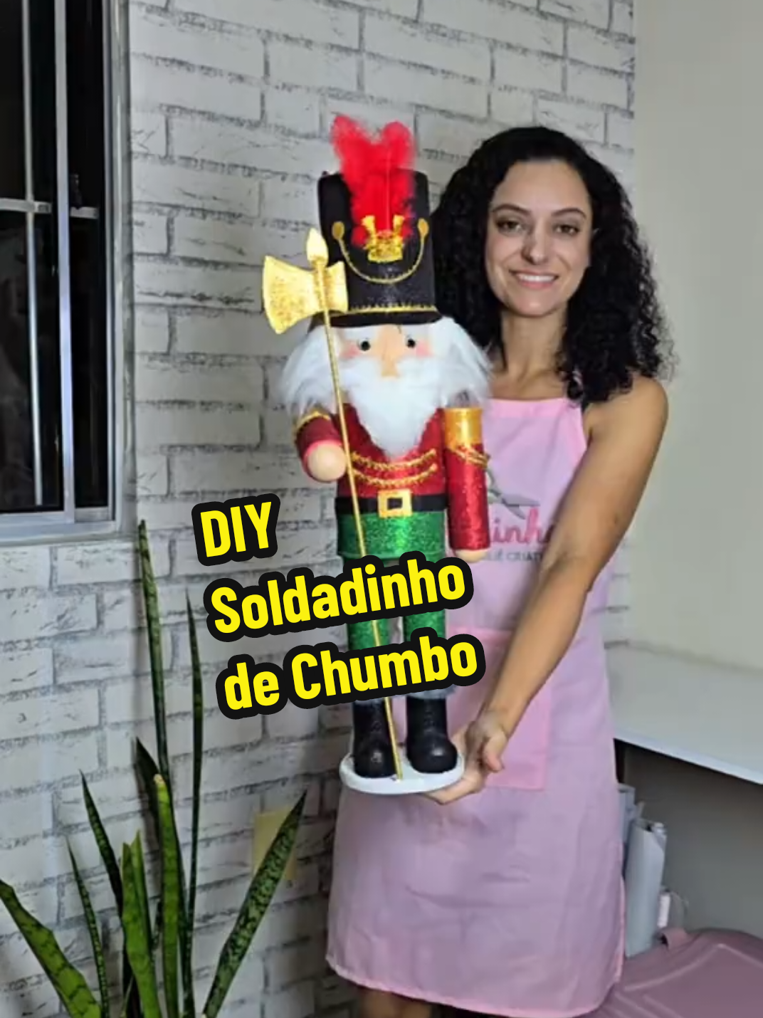 VOCÊ NÃO VAI ACREDITAR no que dá pra fazer com uma garrafa PET 😳✨ DIY simples, barato e perfeito para arrasar no Natal! Esse soldadinho de chumbo parece saído de loja, vem aprender! Siga o Fofurinha Ateliê para mais ideias criativas!  #DIYNatal #Artesanato #ChristmasCraft #ViralDIY #Natal2025 @Vanessa | Fofurinha Ateliê 