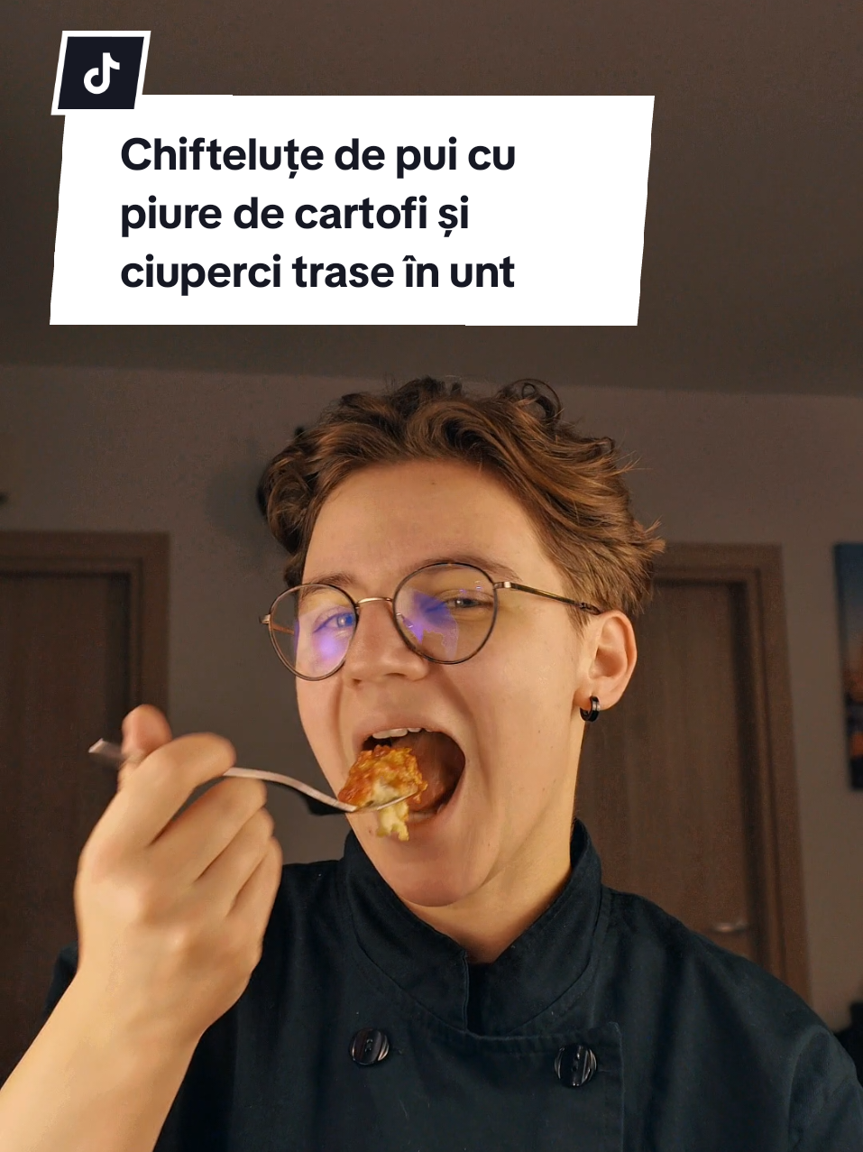 Chifteluțe de pui cu sos de roșii, piure cremos și ciuperci trase în unt Ingrediente 🍴 Pentru chifteluțe: * 500 g carne tocată de pui @LaProvincia.Ro  * 1 ceapă * 3 căței de usturoi * 1 morcov * 1 zucchini * Roșii uscate (după gust) * 3 linguri pesmet * Oregano * Boia * Sare * Ulei de măsline * 2 ouă Pentru sosul de roșii: * 1 sticlă suc de roșii * 1 conservă roșii cuburi * Apă (cât să clătești sticla și să completezi sosul) Pentru piure: * Cartofi (cât pentru porțiile tale) * Sare * Unt * Lapte Pentru ciuperci: * Ciuperci la alegere * Unt * Puțin ulei * Sare --- Mod de preparare 1. Legumele pentru bază * Toci ceapa, usturoiul și roșiile uscate. * Încingi tigaia până când picăturile de apă dansează, semn că e perfectă. * Adaugi puțin ulei de măsline și pui legumele la călit. 2. Compoziția pentru chifteluțe * Dai pe răzătoare morcovul și zucchini-ul. * Le pui într-un bol mare împreună cu carnea tocată de pui, condimentele (oregano, boia, sare etc.), plus pesmetul. * Amesteci bine și formezi biluțe mici. 3. Coacerea chifteluțelor * Așezi chifteluțele în tavă și le bagi în cuptor la 180°C, aproximativ 40 de minute. 4. Sosul de roșii * În aceeași tigaie în care ai călit legumele, torni sucul de roșii. * Clătești sticla pe jumătate cu apă și o torni înapoi în tigaie. * Adaugi și conserva de roșii cuburi pentru textură. * Lași totul să fiarbă ușor. 5. Integrarea chifteluțelor * Când chifteluțele sunt gata, le scoți din cuptor și le pui direct în tigaia cu sos. * Amesteci ușor, le lași să se împrietenească cu sosul și să tragă din aromă. * Rezultatul: absolut minunat. --- 6. Piureul cremos * Fierbi cartofii în apă cu sare. * Îi pasezi cu unt și lapte, până devin pufoși și cremoși. --- 7. Ciupercile trase în unt * Într-o tigaie separată, încălzești unt + puțin ulei. * Adaugi ciupercile și le rumenești. * Pui sare la final și le lași să-și facă magia. #retete #reteterapide #reteteusoare #carteretete #pui 
