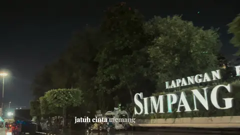 jatuh cinta memang manis… tapi di semarang, semuanya terasa lebih pelan, lebih hangat, lebih indah. di antara lampu kota, angin malam, dan jalan-jalan yang selalu sibuk, ada kamu yang membuat semuanya terasa pas. genggam tanganku, sayang karena kota ini tak pernah sama tanpa hadirmu. mungkin tiga atau empat hari lagi kita masih di sini, menyimpan cerita, menunda pulang, dan jatuh cinta sekali lagi. #fyp #semarang 