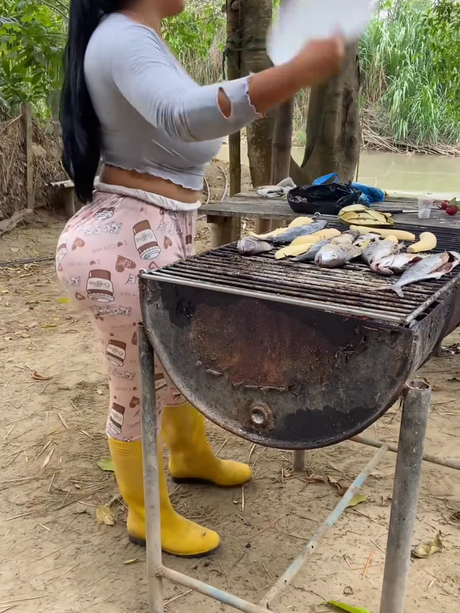 Alejandra Quiroz soplando la parrilla #alejandraquiroz #alejandraquirozvideos #camilapatiño