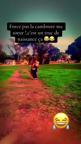 Mesdames Arrêtez de vous plier pour rien, arrêtez de vous fabriquer une cambrure imaginaire. Protégez vos lombaires, marchez normal, et laissez votre dos vivre sa meilleure vie😂😂#pourtoii #foryouu #FYP #foryoupage❤️❤️ #funnytiktok 