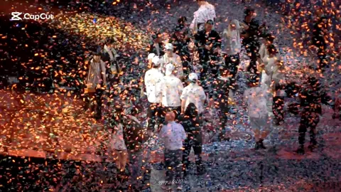 Dưới pháo hoa đẹp như vậy mà lại là lần cuối đứng bên nhau… Cảm ơn vì đã trở thành 1 team mạnh nhất Lần cuối xin phép được hô  Doran, Oner, Faker, Gumayusi, Keria T1 WIN, T1 hwating  🐿️🐯🐧🐻🐶 🍀🍀🍀🍀🍀 #dofgk🐿️🐯🐧🐻🐶  #t1win #t1 #cktg2025 #xuhuong 