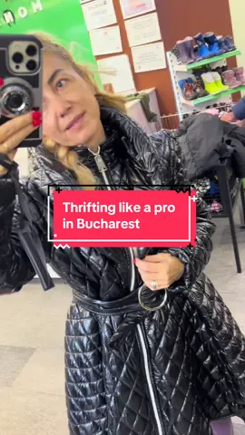 Arareori ajung în prima zi de lot nou la magazine de tip preowned & preloved (chiar dacă mereu îmi propun asta) și mai ales la prima ora a dimineții. Dar de data aceasta am reușit și am găsit niște găselnițe minunate pe care vreau să vi le arăt. Dar secretul este că mâine o să fie un nou cost per kg, aproape cu 20% mai mic și sper din tot sufletul să le mai găsesc. Orice ar fi, trebuie să îmi respect planul de sustenabilitate de a avea numai obiecte vestimentare cu sub 5 RON per purtare. Vouă care v-a plăcut cel mai mult? și care credeți că merită să intre în garderoba mea? #learnfromme #tipsandtricks #sustainablefashion #thrift #fashion 