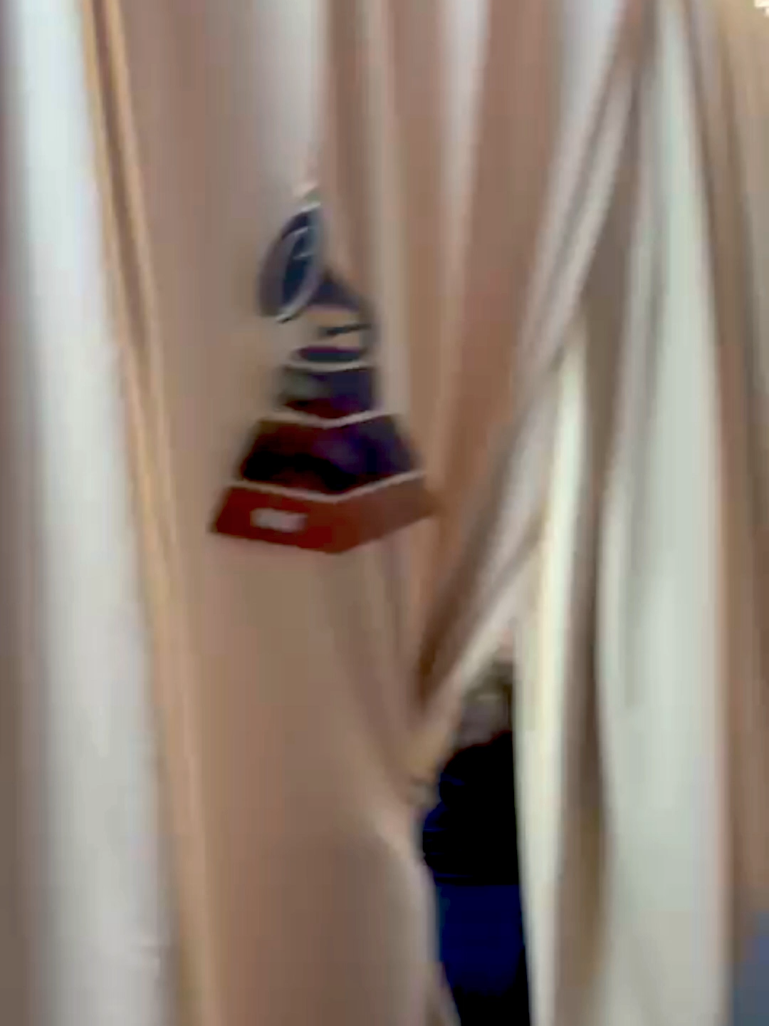 El premio es suyo, pero el orgullo es de todos 😭💛 #Morat #LatinGrammys #YEM #YaEsManana @moratbanda