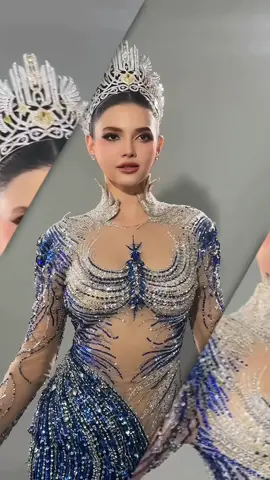 Miss Cosmo Laos 2025 đã đến Việt Nam- sẵn sàng chinh phục vương miện năm nay với sự kết hợp đầu tiên với team ntk Louiz Tran. Liệu cô sẽ đạt được thành tích như thế nào trong cuộc thi ? #misscosmo #misscosmolaos #louiztrandesigner #beautyqueen #eveninggown 