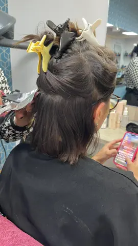 Mechas con Tinte, una inversión en tu look. En nuestro salón, cada servicio de Mechitas/Highlights se realiza con una formulación de coloración profesional. Logramos una cobertura perfecta y un efecto luminoso sin comprometer la salud de tu cabello. Agenda tu Diagnóstico de Color y transforma tu melena.#iluminaciónconestilo #Mechas #mechassutiles #parati #ponmeenelpincheparati 