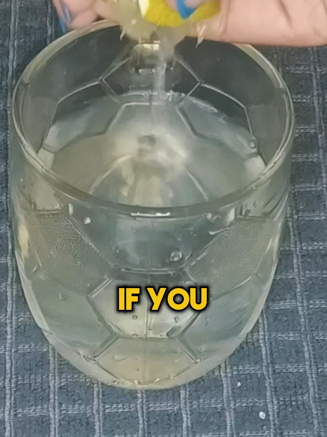 Freshen your breath naturally with this simple lemon + cinnamon rinse 🍋✨ If you struggle with strong breath or want a cleaner, fresher mouth feeling, this homemade mix can help support oral freshness and digestive balance. Just water, lemon, and cinnamon — quick, natural, and easy to make. Save this video so you can try it later! Comment where you’re watching from 🌎 And rate this remedy from 0–10! Recipe: • 1 glass of water • Juice of ½ lemon • A pinch of ground cinnamon Mix well and enjoy after meals. #remedy #Recipe #wellnesstip #naturalremedies #holistichealth