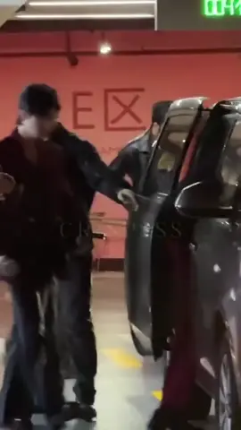 The way the bodyguards have to look out for him 😭 #abodesire #desiretheseries #kipukaqiu #qiudingjie 