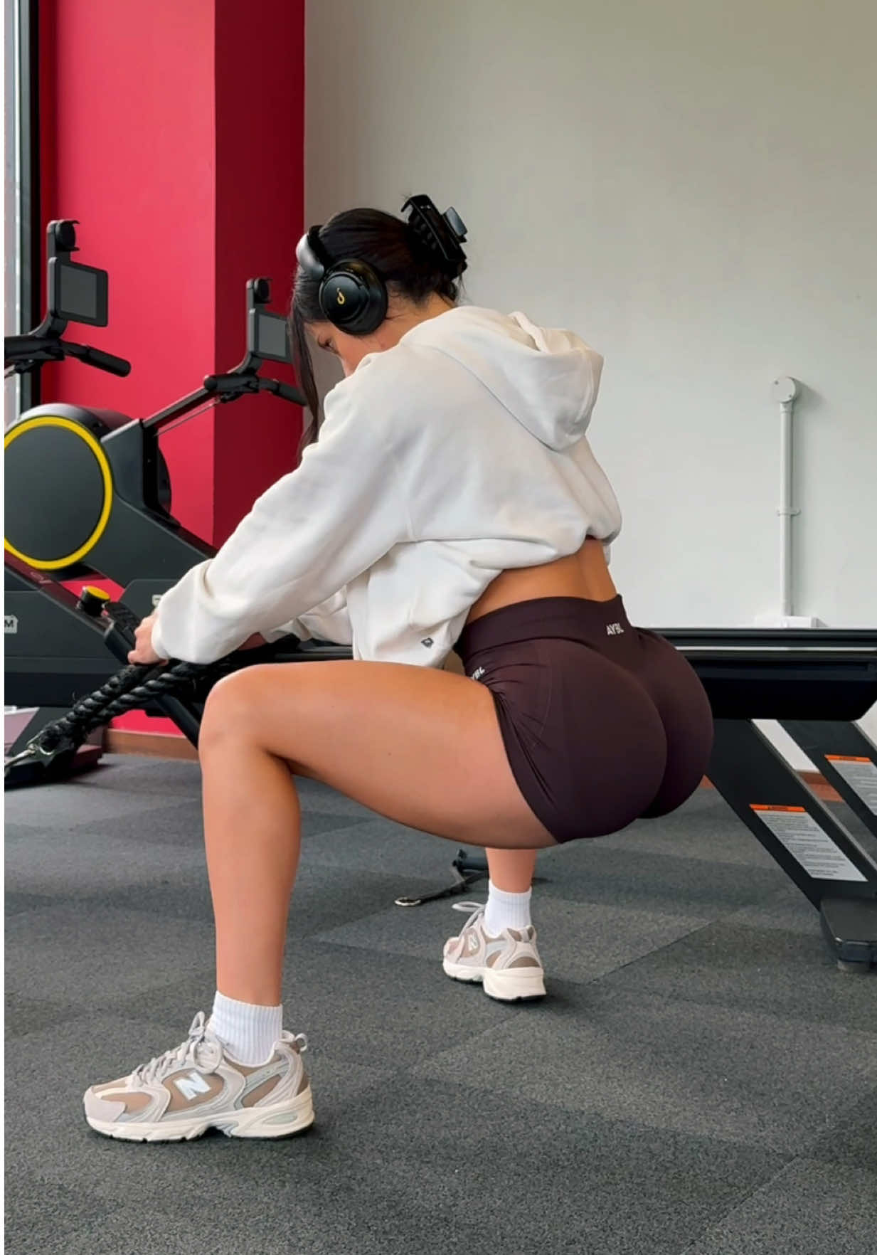 This CABLE ONLY superset just hits different 🤯 1️⃣ SUMMO SQUAT 2️⃣SINGLR LEG RDL Do 10-12 reps of each exercise without rest in between them! Repeat 3-4 times and the results will blow your mind. 🔥💪🏻💖 Wearing @AYBL ✨ remember the Black Friday Sale is still live and you get an EXTRA 10% off using my code ANGGIE 🙌🏻  #gluteday #cablemachine #aybl 