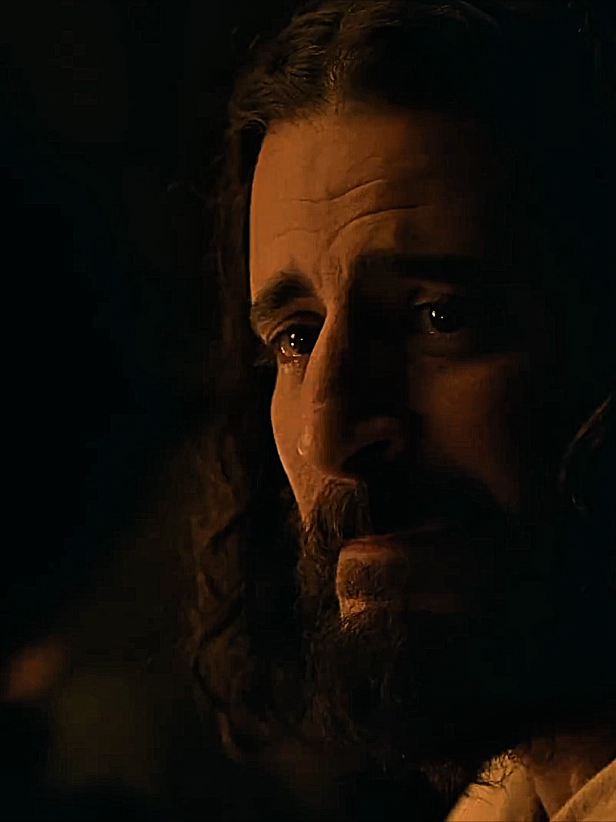 “A Noite da Traição” Naquela noite silenciosa, quando todos dormiam… Jesus sabia. Ele conhecia o peso do beijo que estava para receber, o valor das moedas que custaram Sua vida, e a dor de ser traído por alguém que caminhou ao Seu lado. Judas não traiu apenas com um beijo. Ele traiu a confiança, a amizade, e a graça que o chamou desde o começo. Mas mesmo assim… Jesus não o rejeitou. Ele olhou para Judas e o chamou “amigo” — porque o amor de Cristo não muda nem diante da pior traição. E nesse momento, aprendemos: Não é a traição que define Jesus… É o amor que permanece. Porque enquanto Judas entregava o Mestre, o Mestre entregava a vida por todos — inclusive por ele. #thechosen #jesus #fyp #versiculo #judas 