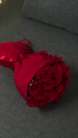 اكتشف الهدية المثالية: وشاح ميكاسا الأحمر بجودة ممتازة، مع بوكي ورد أحمر فاخر… مزيج يجمع الأناقة والرومانسية في آن واحد. 🛵 توصيل مجاني وسريع لجميع مدن المغرب. ‏مراسلة mikasa scarf عبر واتساب. https://wa.me/message/QMHW5XFATVLOG1 #mikasa #ميكاسا #نوفمبر #وشاح #scarf 