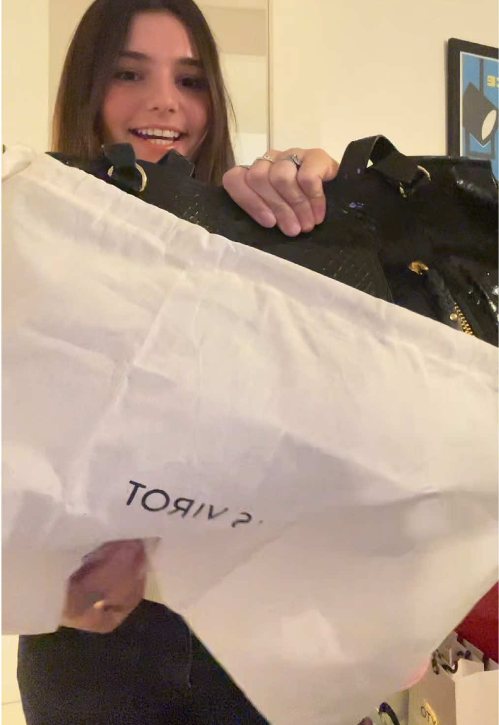 Je suis absolument fan de mon nouveau sac @Claris Virot 🫠💕 Réf : Sac Juno Python Noir Or 🫶 Merci infiniment !! | *collaboration commerciale *produit offert #clarisvirot #unboxingbag #pourtoi #foryoupage 