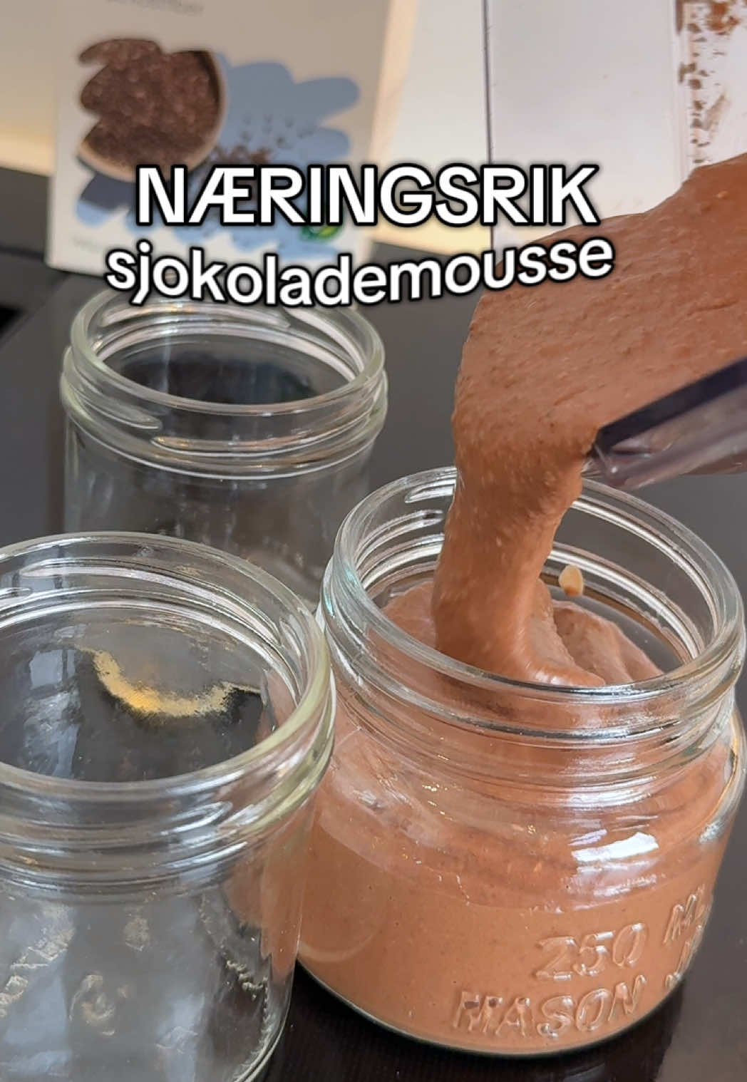 Ingredienser i denne:  6 store dadler (juicyyyy) 5 dl melk (kokosmelk og helmelk)  2 ss kakaopulver 10 valnøtter og 10 hasselnøtter  … og litt salt Kan spises umiddelbart, men ekstra digg etter et par timer i kjøleskap og i så fall har jeg i 2ss chiafrø også - for ekstra fyldig mousse🤤 #healthydessert #chocolatemousse 