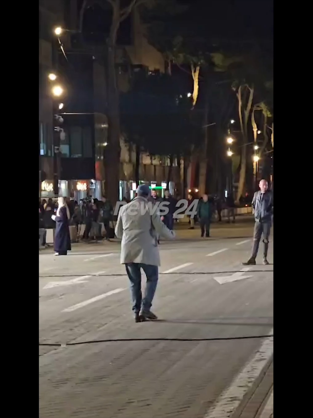 Teksa opozita protestoi për rreth një orë e gjysmë në sheshin përpara Kryeministrisë, nga tubimi u shfaqën edhe disa momente gazmore, siç shihet në video. 📷 Në pamje duket një protestues që ka shfrytëzuar rastin për të kërcyer dhe për të performuar me tingujt e këngës “Cotton Eye Joe” të Rednex. Për më shumë, shihni videon.