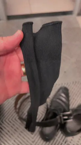 Meia Social Kit 12 Pares!!! #tiktok #tiktokshop #shop #desconto #tempolimitado  . . Kit 12 Pares Meia Social Masculina Cano Longo Trabalho | Empresa | Eleve seu visual e sinta o conforto incomparável com nosso Kit de 12 Meias Sociais premium. Desenvolvidas para acompanhar sua rotina ativa, essas meias unem estilo e praticidade em perfeita harmonia. Produzidas com materiais de alta qualidade, com 52% Poliéster, 45% Algodão e 3% Elastano, essas meias proporcionam um uso confortável e duradouro. O tecido respirável mantém os pés frescos e secos, e o design ergonômico garante um ajuste preciso, evitando desconforto ao longo do dia. Com um conjunto completo de 12 pares, você estará sempre preparado para enfrentar o dia com confiança e elegância. Invista em conforto e estilo com o Kit de 12 Meias Sociais a escolha ideal para o homem moderno. Garanta já o seu e experimente o conforto que você merece!