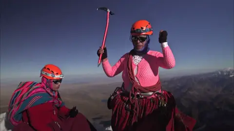Cholitas🇧🇴 | #fyp #summit #mountain #climbing #dancing 