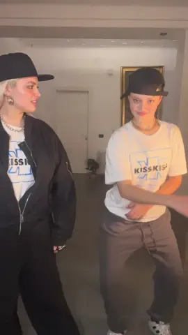 “IL MIO FRA NELLA 🚗🚗 ASCOLTA KISS KISS”… penso che abbiamo appena creato una hit per sbaglio😂 Questo video è in gara per  𝙑𝙞𝙧𝙖𝙡𝙞𝙯𝙯𝘼𝙢𝙞, il 𝙨𝙤𝙘𝙞𝙖𝙡 𝙩𝙖𝙡𝙚𝙣𝙩 di @Radio Kiss Kiss  💪🏻 Metti like e commenta qui sotto per aiutarci a vincere! #sorelle #veraeviola #radiokisskiss #ViralizzAmi 