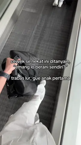 Anak perempuan pertama senekat itu. Masih inget dulu waktu 17 tahun aku pertama kali naik pesawat ke belanda sendirian, dan mendadak harus nginep semalem di singapura sendirian, bahkan harus handle ganti ticket jam 2 malem sendirian.  I can handle everything alone babe. Kalo udah nekat pasti trabasssss