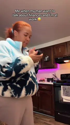 🥲 🤣 why he be tryna talk when im at work .. im not listening #relationships #relateable #fyp 