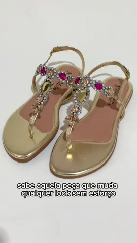 Muito glamour e brilho com. Sandália de pedraria da VALICIA  #sandaliasfemininas #rasteirinhas #conforto #promocao 