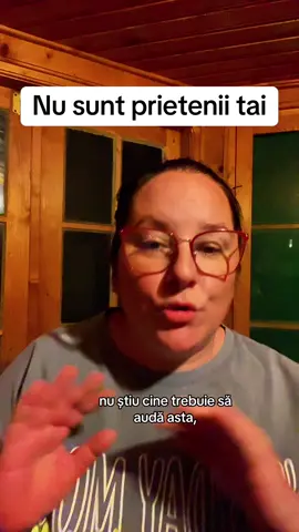 Nu sunt prietenii tăi. Știu că te-ai gândit: „nimeni nu m-a susținut când eram la pământ”, ceea ce în multe cazuri e adevărat. Dar uneori e exact invers și e la fel de rău. Oamenii te susțin când nu ai nimic pentru că îi hrănește. Îi face să se simtă bine că te zbați. În momentul în care reușești peste toate așteptările lor, nu mai vor să facă parte din viața ta și încep să proiecteze frustrările lor asupra ta. Ia asta ca un semn: dacă oamenii încep să se îndepărteze de tine doar pentru că ai vrut o viață mai bună, nu au ce căuta lângă tine. Stai lângă oameni care te aplaudă pentru visurile tale, chiar dacă tu ajungi acolo înaintea lor, și invers.